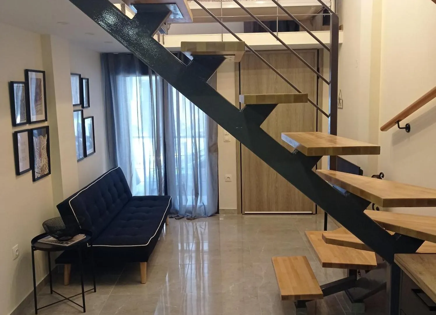 Minimal Two-Floor Apartment سالونيك